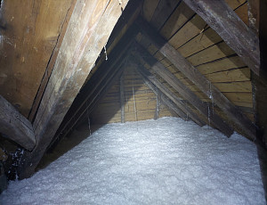 Zateplení stropu patrového rodinného domu pomocí foukané izolace